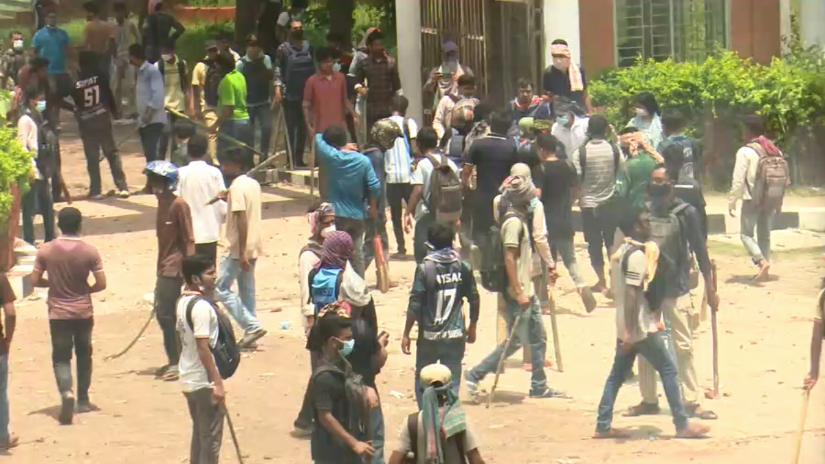 সমঝোতার পর বরিশাল বিশ্ববিদ্যালয় ক্যাম্পাস ছাড়লো পুলিশ