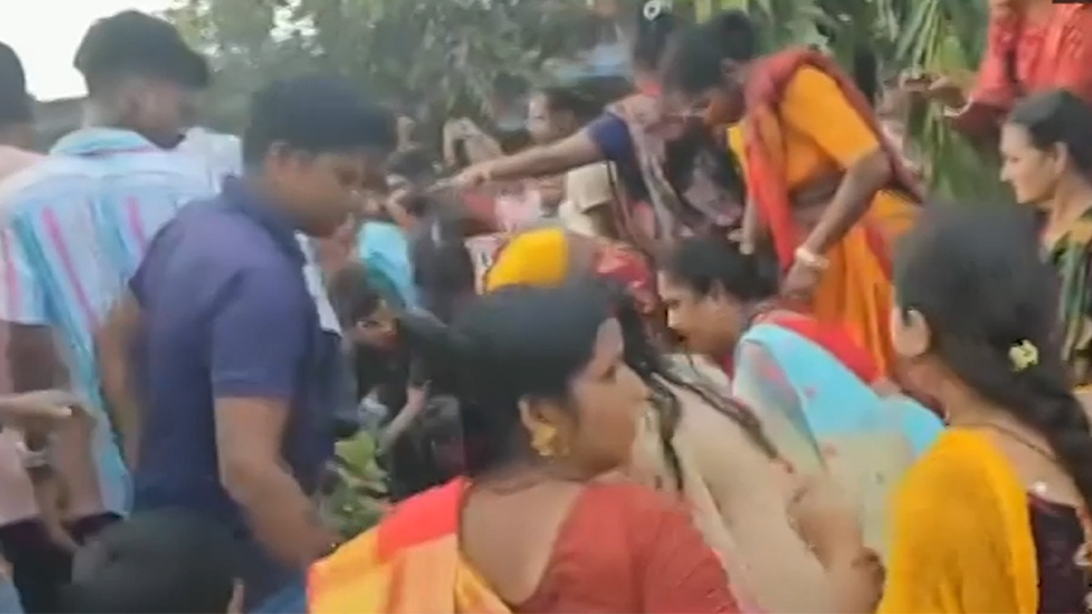 বগুড়ায় রথযাত্রায় বিদ্যুৎস্পৃষ্ট হয়ে নিহত ৬, আহত কমপক্ষে ৩৫