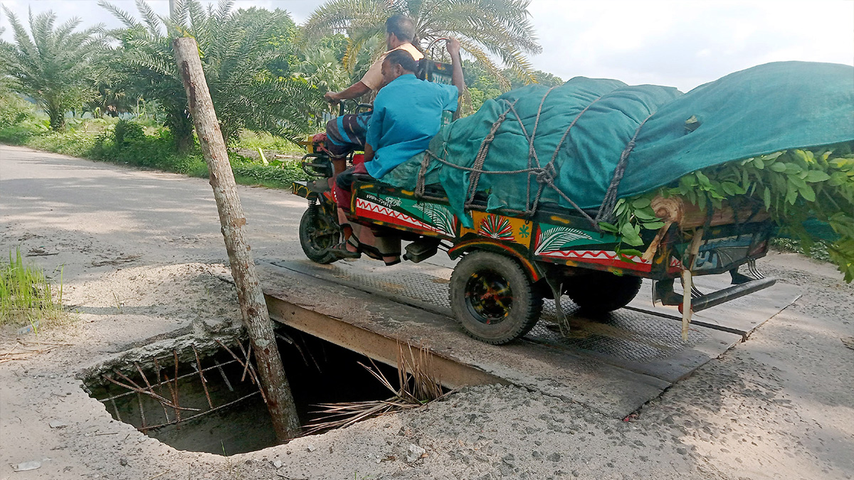 কালভার্ট নয় যেন মরণ ফাঁদ, ঝুঁকি নিয়ে চলছে যানবাহন