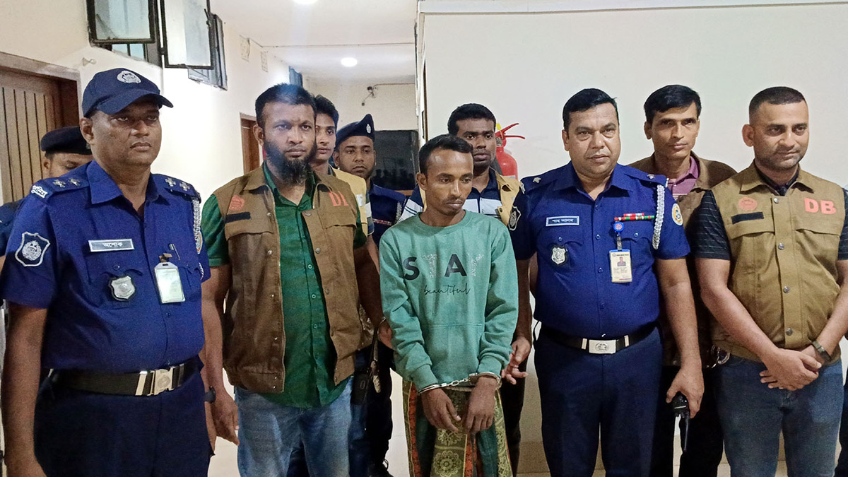 ভরণপোষণে বিরক্ত হয়ে মাকে কুপিয়ে হত্যা করলো ছেলে