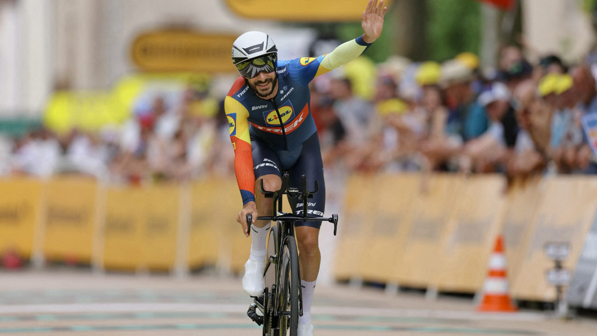 রেস চলাকালীন সময়ে স্ত্রীকে চুমু, জরিমানা গুনলেন সাইক্লিস্ট