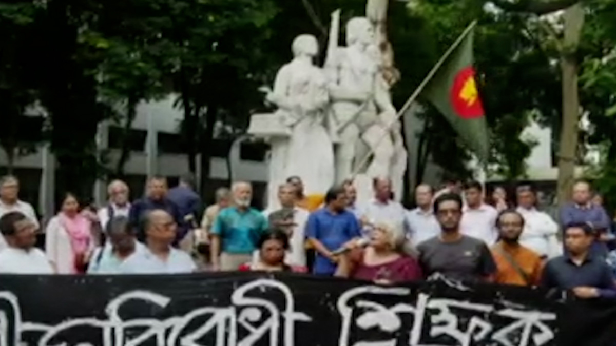 শিক্ষার্থীদের হত্যা, হামলার প্রতিবাদে ঢাবিতে শিক্ষক নেটওয়ার্কের সমাবেশ