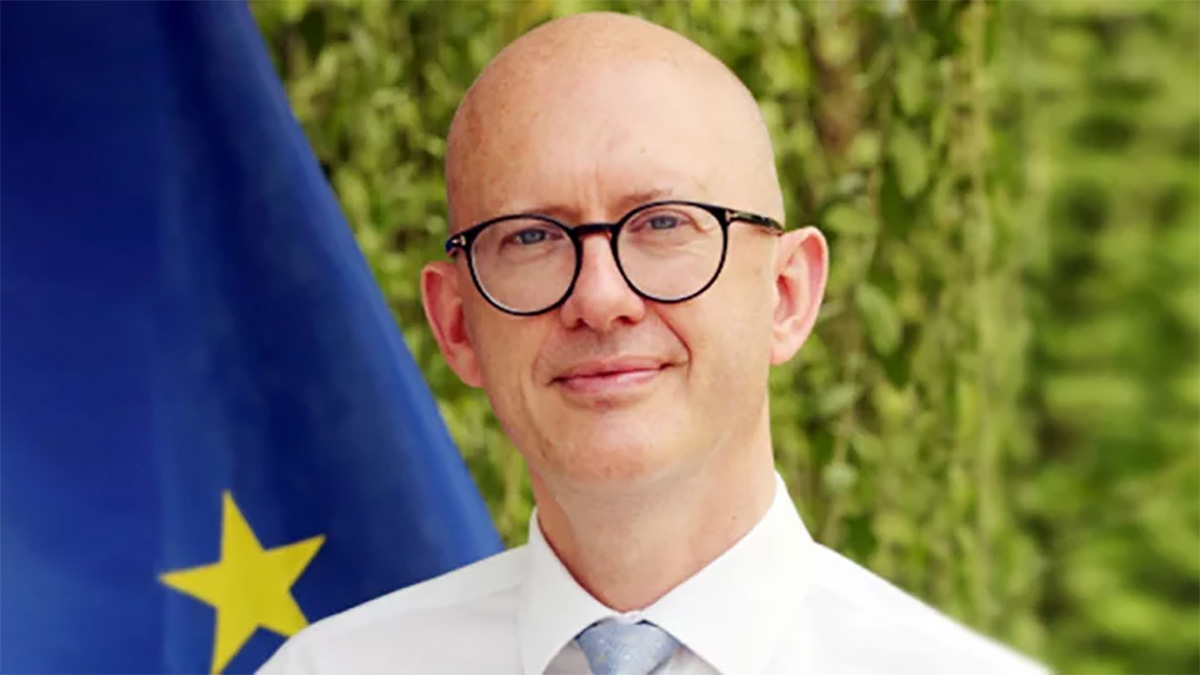 এক্সপ্রেসওয়েতে হেঁটে-সিএনজিতে চেপে সংসদে গেলেন ইইউ রাষ্ট্রদূত