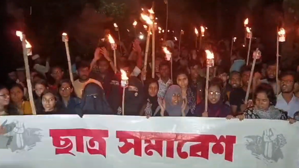 কোটা আন্দোলনে হামলা: জাবি শিক্ষার্থীদের মশাল মিছিল