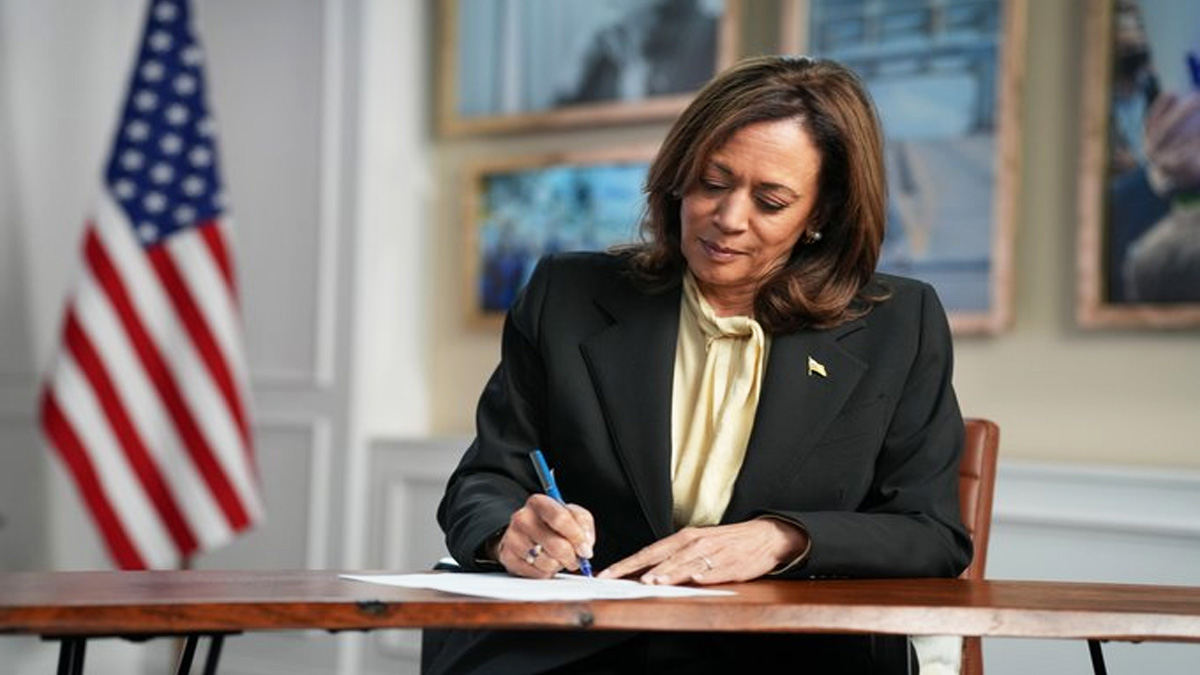 প্রেসিডেন্ট নির্বাচনে মনোনয়ন জমা দিলেন কমলা হ্যারিস