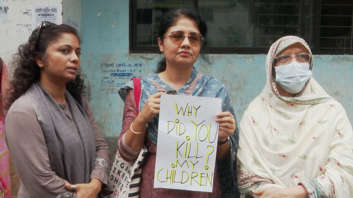 ঢামেকের সামনে অভিভাবকদের মৌন অবস্থানে বাধা