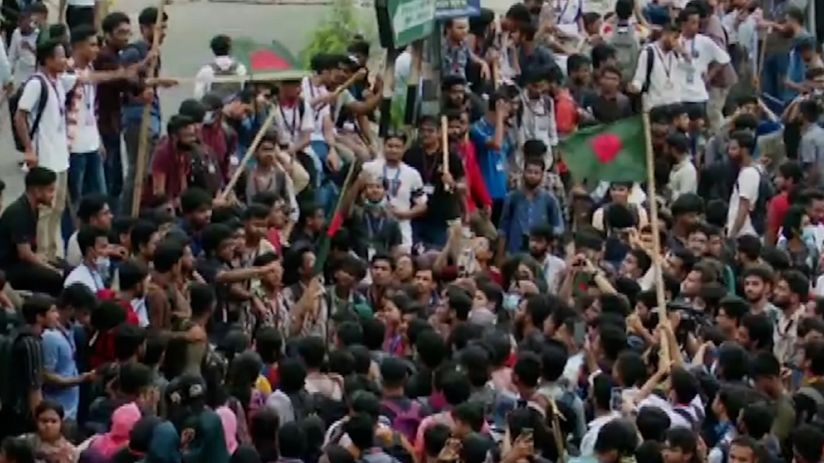 নতুন বাজারে আন্দোলনকারীদের সঙ্গে ছাত্রলীগের ধাওয়া-পাল্টা ধাওয়া