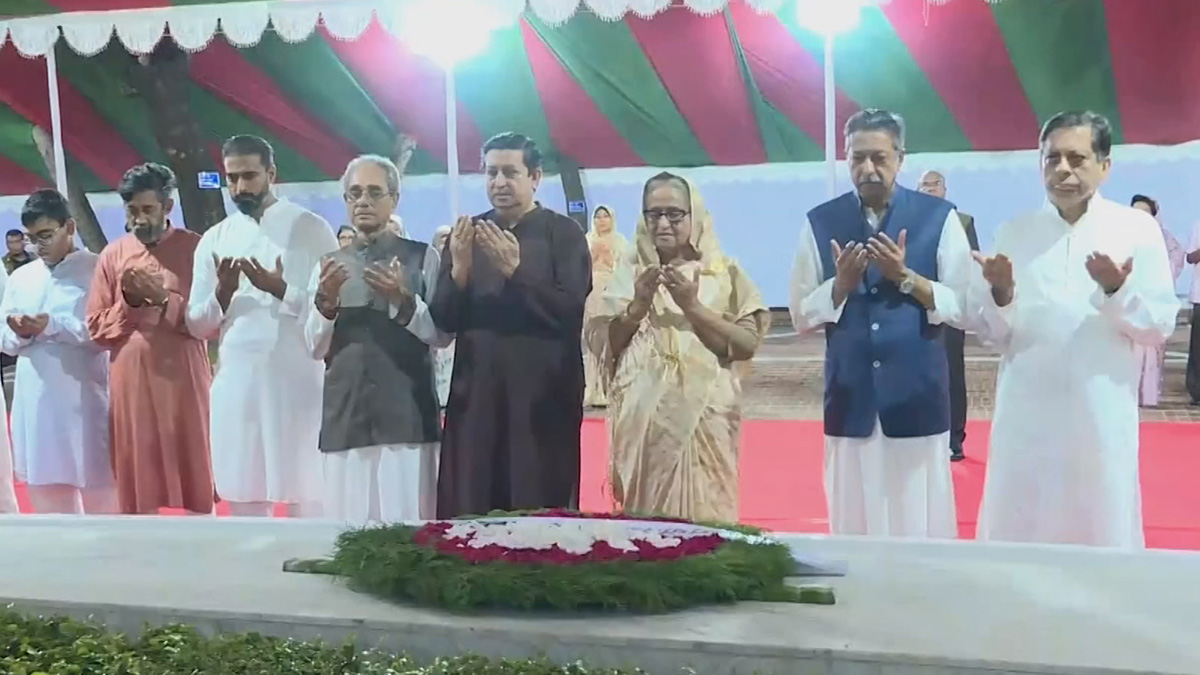 টুঙ্গিপাড়া পৌঁছে বঙ্গবন্ধুর সমাধিতে শ্রদ্ধা প্রধানমন্ত্রীর