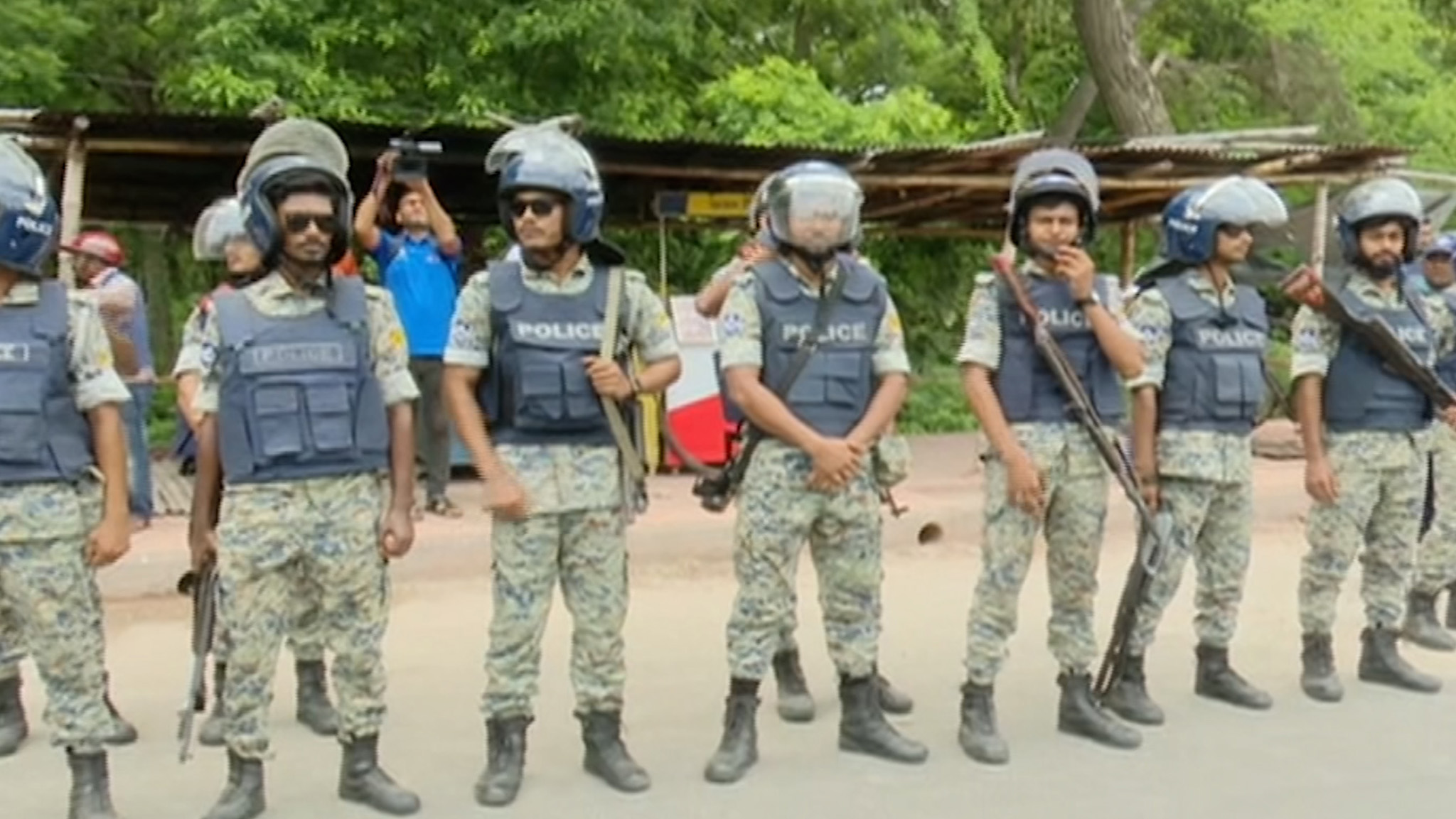 রাজধানীতে সতর্ক অবস্থানে প্রশাসন, চলছে ধরপাকড়