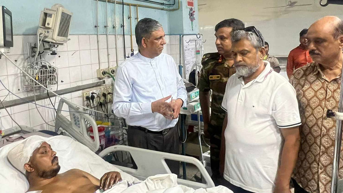 দুর্বৃত্তদের হামলায় আহতদের দেখতে হাসপাতালে আ. লীগের প্রতিনিধি দল