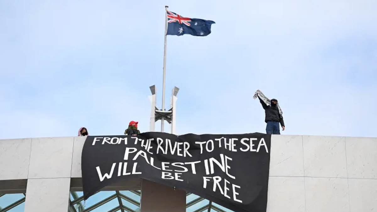 গাজায় ইসরায়েলি আগ্রাসনের প্রতিবাদে অস্ট্রেলিয়ার পার্লামেন্ট ভবনের ছাদে উঠে বিক্ষোভ