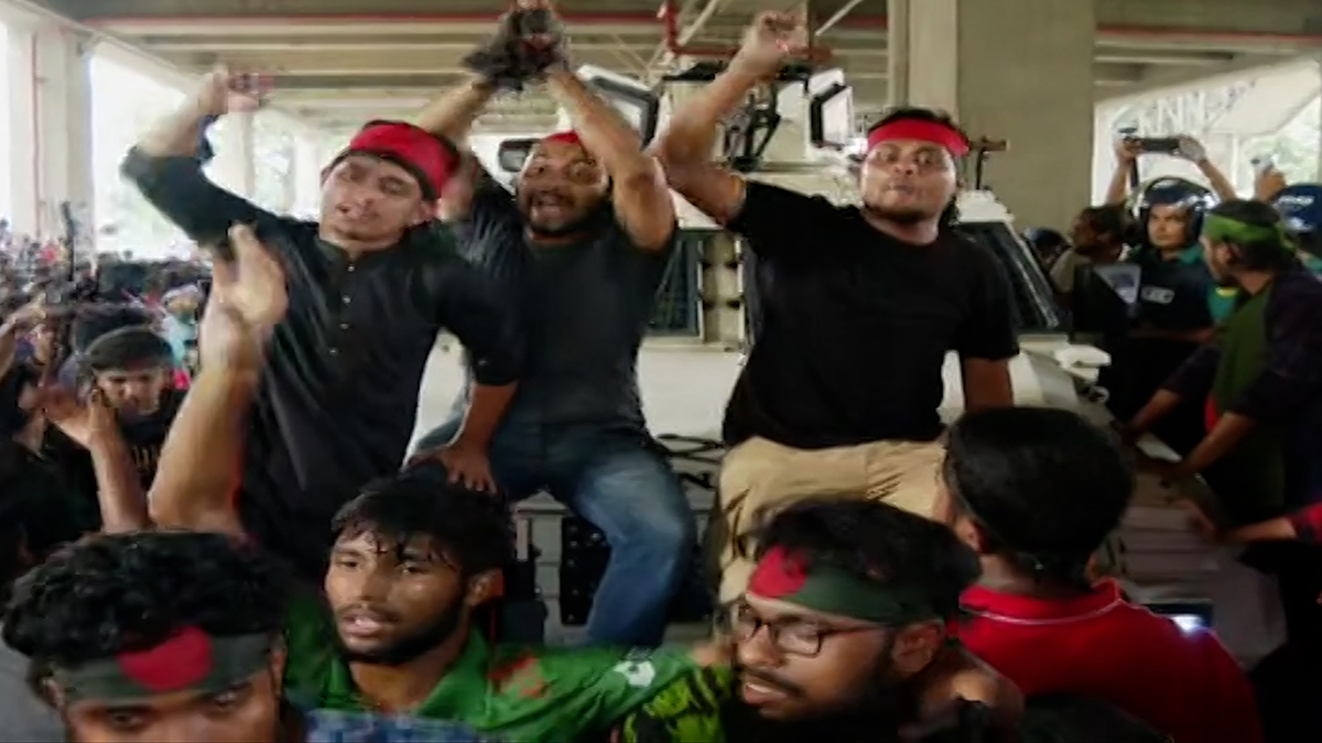 কোটা আন্দোলন: সরলো পুলিশের সাঁজোয়া যান, ‘ভুয়া ভুয়া’ স্লোগানে উত্তাল শাহবাগ