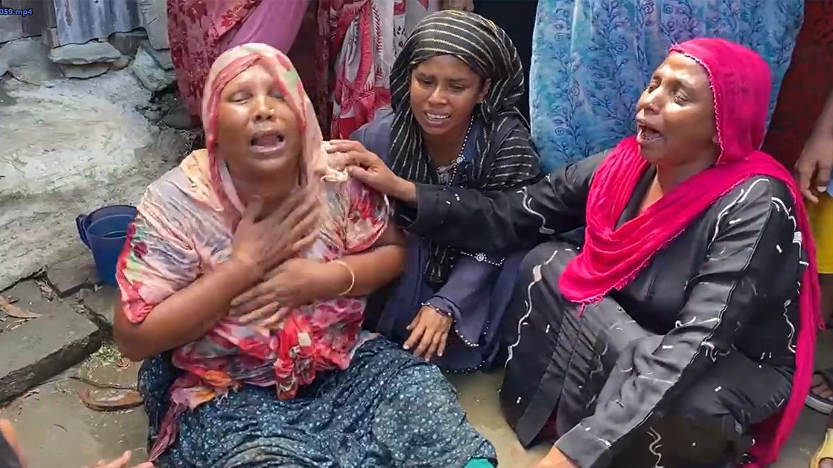 ঘরে ঝুলছিল স্বামী-স্ত্রীর মরদেহ, খাটে পড়েছিল দুই কন্যার লাশ