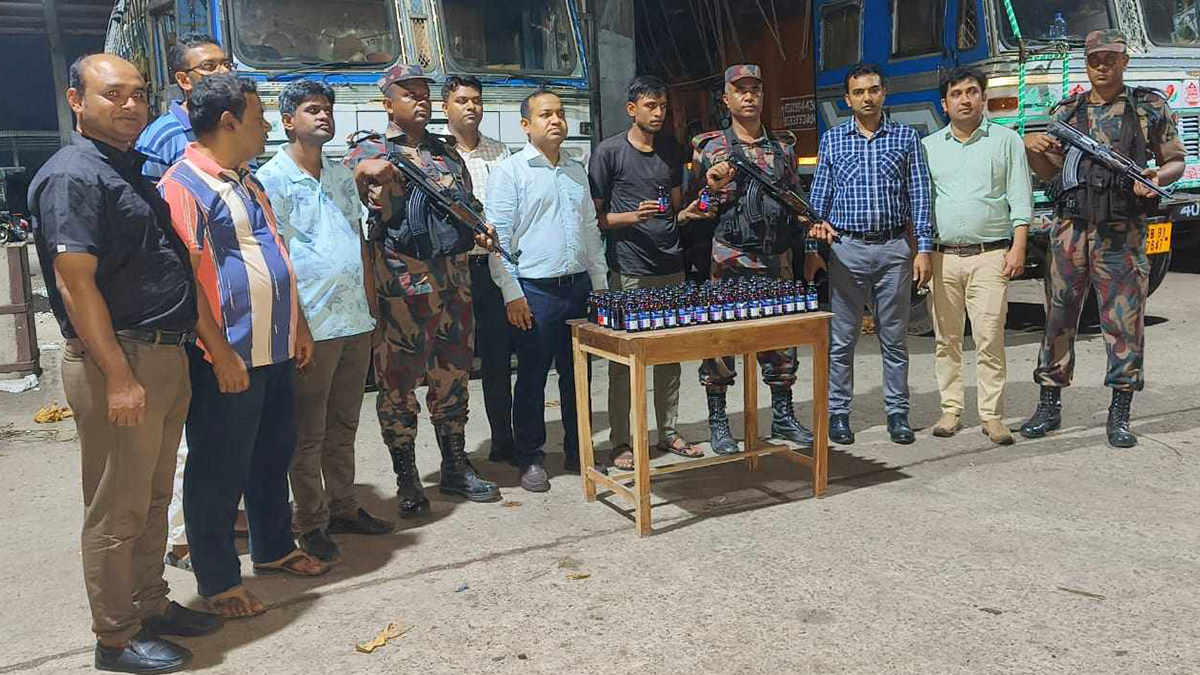 বেনাপোলে ভারতীয় পণ্যবাহী ট্রাক থেকে ফেনসিডিলসহ চালক আটক