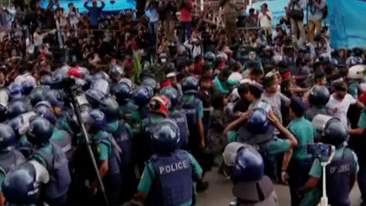 আজও ভাঙলো পুলিশের ব্যারিকেড, বঙ্গভবনে স্মারকলিপি নিয়ে ১০ প্রতিনিধি