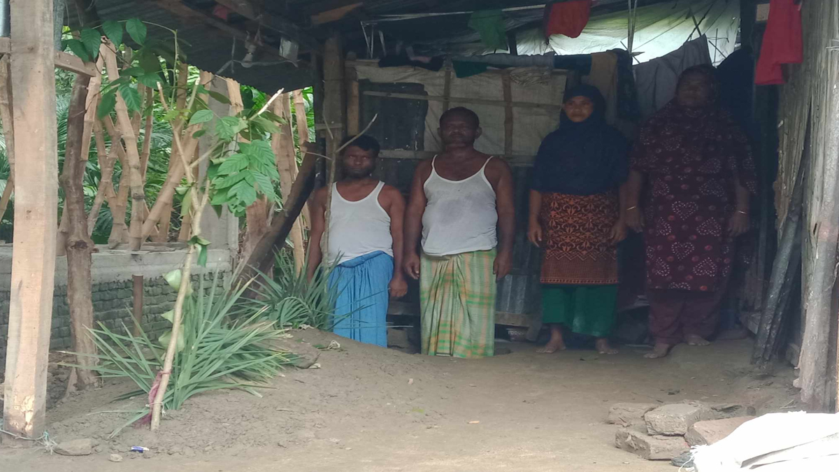 জায়গা না পেয়ে ঘরের বারান্দায় মাকে কবর দিলেন সন্তানরা