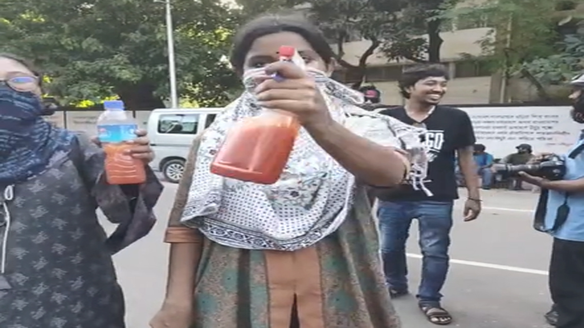 মরিচের গুঁড়ার স্প্রে নিয়ে আন্দোলনে নারী শিক্ষার্থীরা