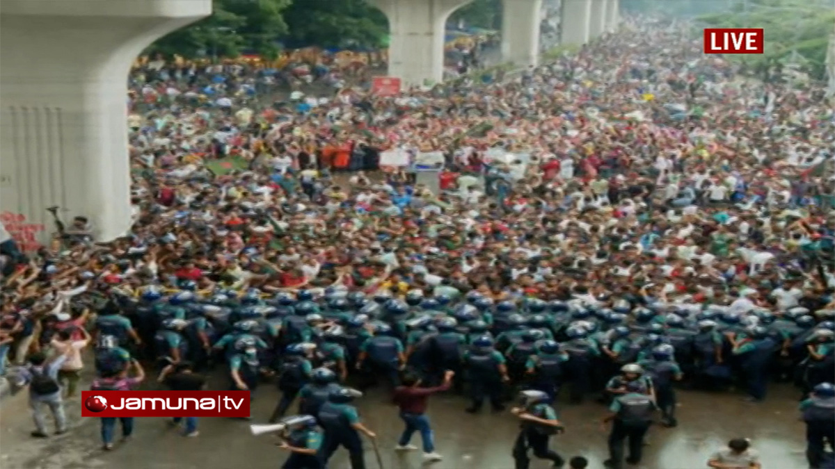 পুলিশের ব্যারিকেড ভেঙে শাহবাগে কোটা আন্দোলনকারীরা