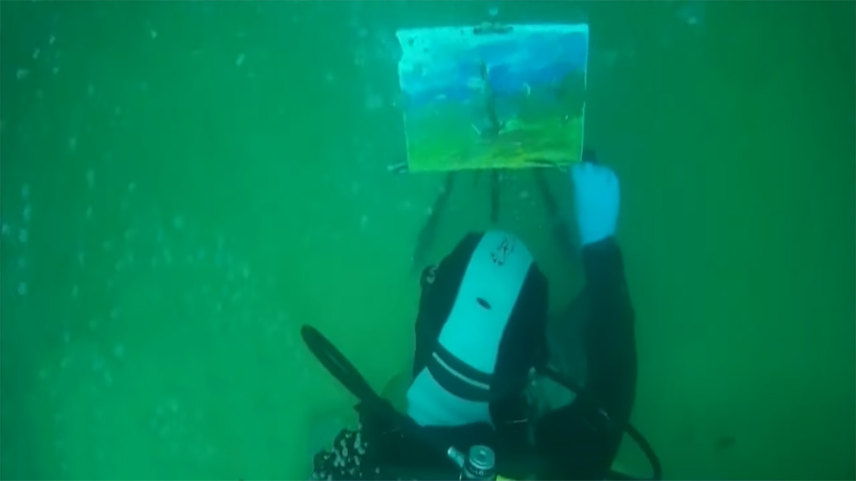 সাগরের ১০ ফুট গভীর জলে ছবি আঁকেন পিয়েতোর