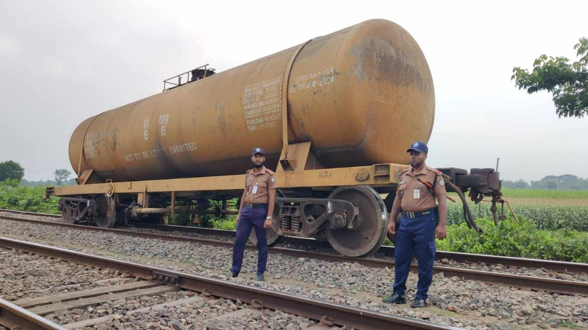 চুয়াডাঙ্গায় তেলবাহী ট্রেনের বগি লাইনচ্যুত; ৫ ঘণ্টা পর উদ্ধার