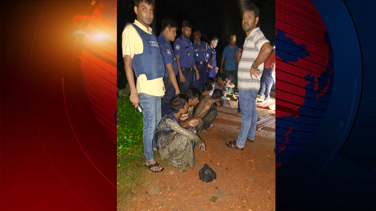 নোয়াখালীতে আগ্নেয়াস্ত্রসহ ৮ ডাকাত গ্রেফতার, স্বর্ণালংকার উদ্ধার