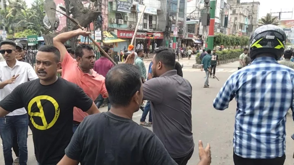 ফেনীতে শিক্ষার্থীদের বিক্ষোভে ছাত্রলীগের হামলা, পুলিশসহ আহত ২০