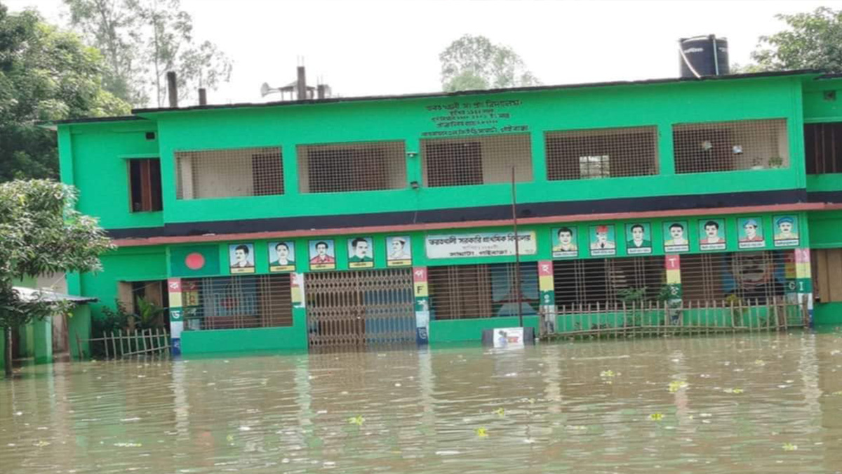 গাইবান্ধায় বন্যা: চার উপজেলার ৭০ প্রাথমিক বিদ্যালয়ে পাঠদান বন্ধ