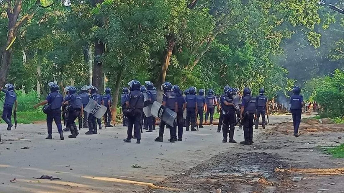 জাবি শিক্ষার্থীদের ওপর পুলিশের টিয়ারশেল নিক্ষেপ