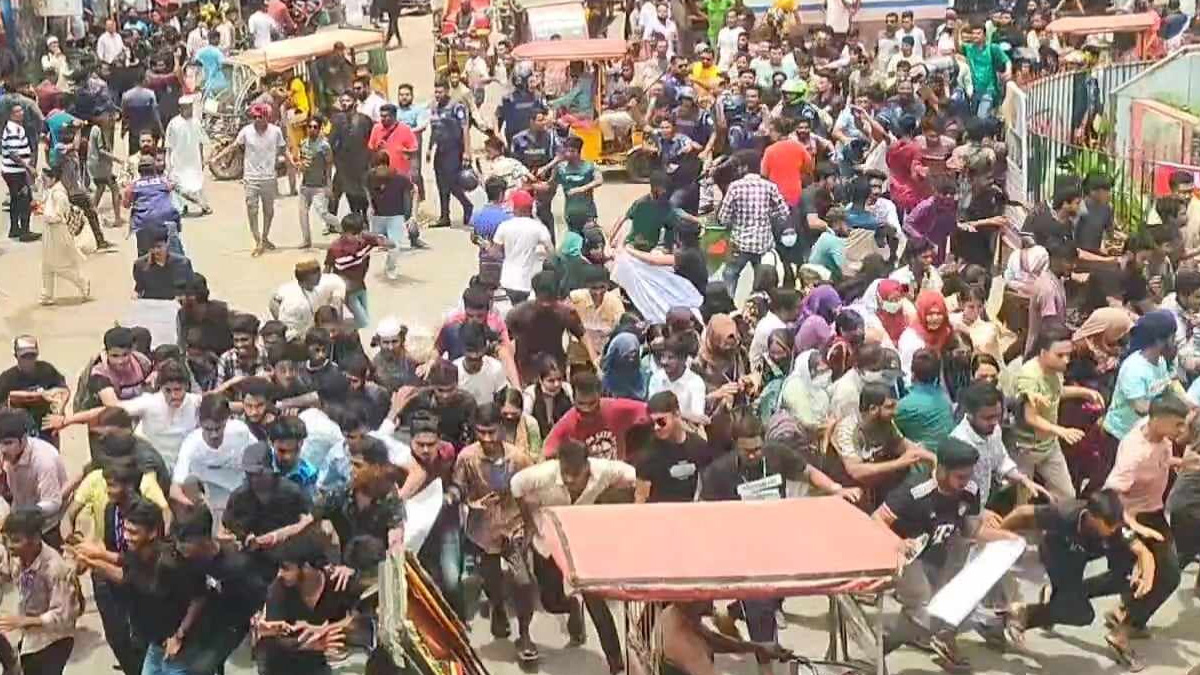 মুন্সিগঞ্জে পুলিশের উপস্থিতিতে ছাত্রলীগের হামলা, আহত-৫