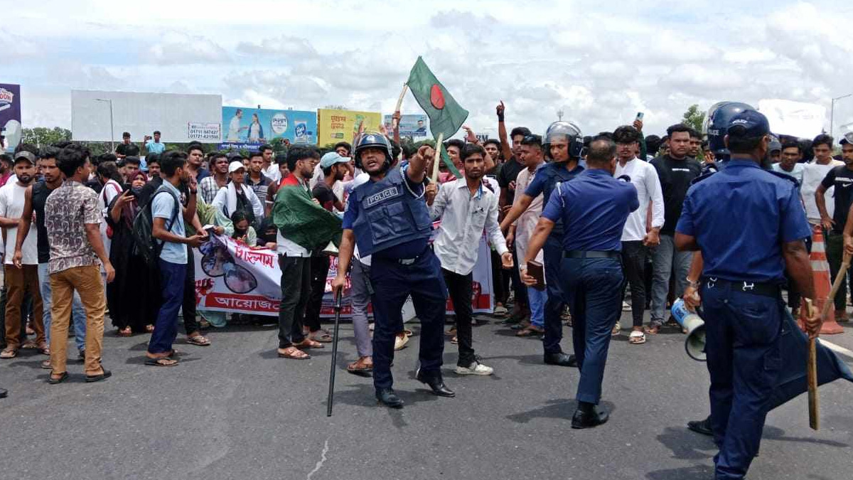 মাওয়ায় ব্যাপক সংঘর্ষ: পুলিশের গুলি, পদ্মা সেতুতে যান চলাচল ব্যাহত