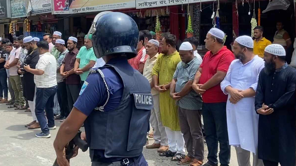 মুন্সিগঞ্জে ছাত্রহত্যার গায়েবানা জানাজায় পুলিশের বাঁধা, আটক ২