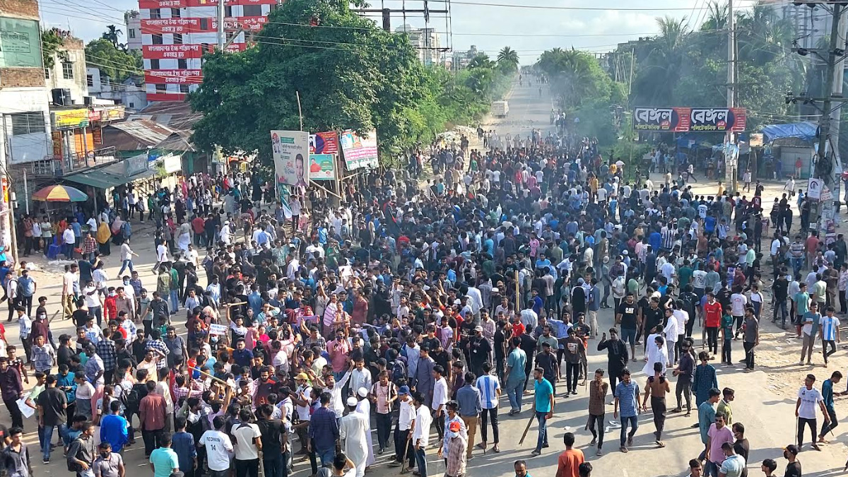 নরসিংদীতে আন্দোলনকারীদের সাথে ছাত্রলীগের ধাওয়া-পাল্টা ধাওয়া