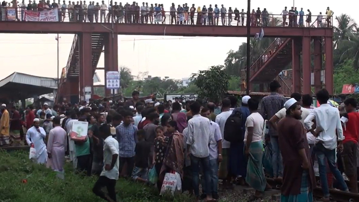 নরসিংদীতে রেললাইনের পাশে ছবি তুলতে গিয়ে ট্রেনের ধাক্কায় মা-মেয়ে নিহত
