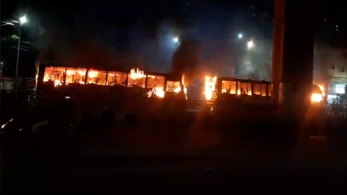 জাতীয় প্রেসক্লাবের সামনে দুই বাসে আগুন, ককটেল বিস্ফোরণ