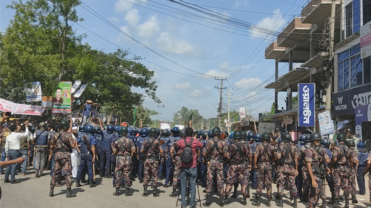 পাবনায় শিক্ষার্থী পুলিশ ধাওয়া-পাল্টা ধাওয়া, শিশু আহত