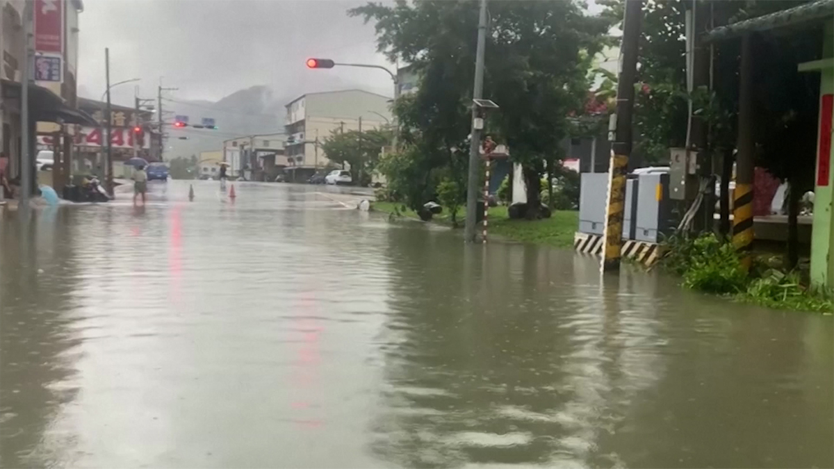 টাইফুনের তাণ্ডবে ফিলিপাইনে নিহত ১২