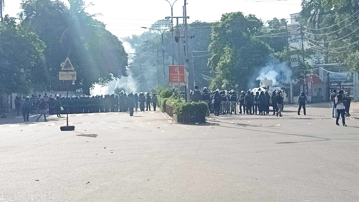 ঢাবিতে পুলিশের সাউন্ড গ্রেনেড ও টিয়ারশেল নিক্ষেপ, আন্দোলনকারীদের সাথে সংঘর্ষ