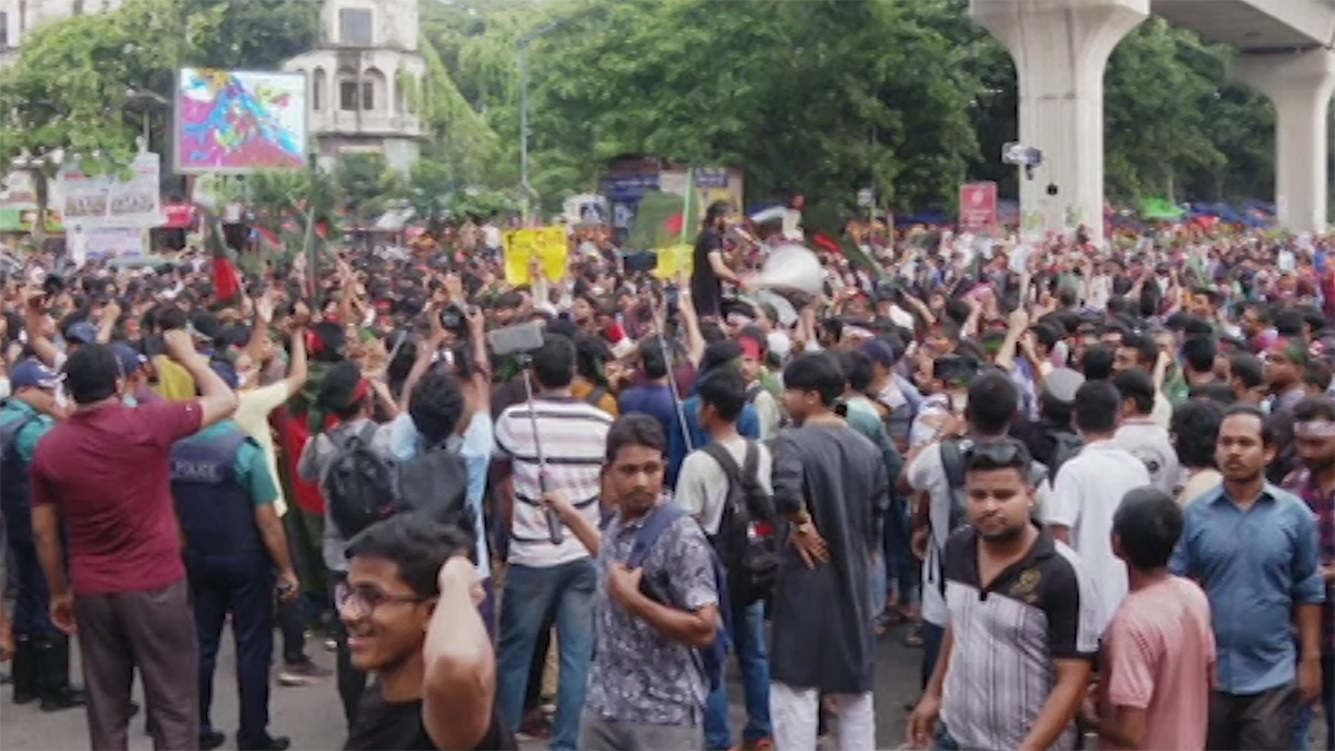 শিক্ষার্থীদের দখলে শাহবাগ, যান চলাচল বন্ধ