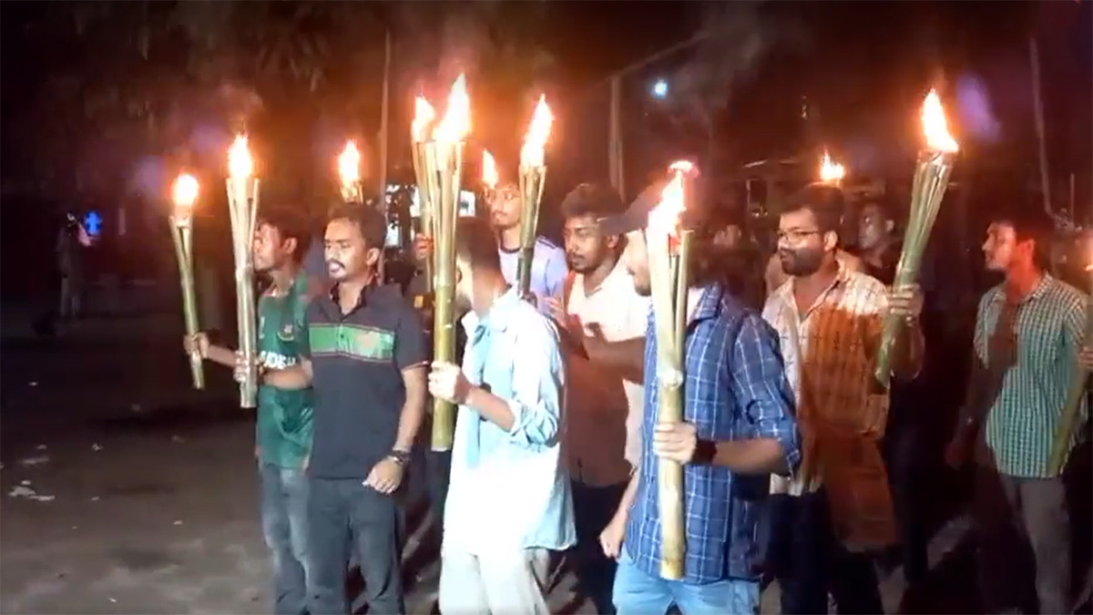 রাবিতে ছাত্রলীগের হামলার প্রতিবাদে মশাল মিশিল