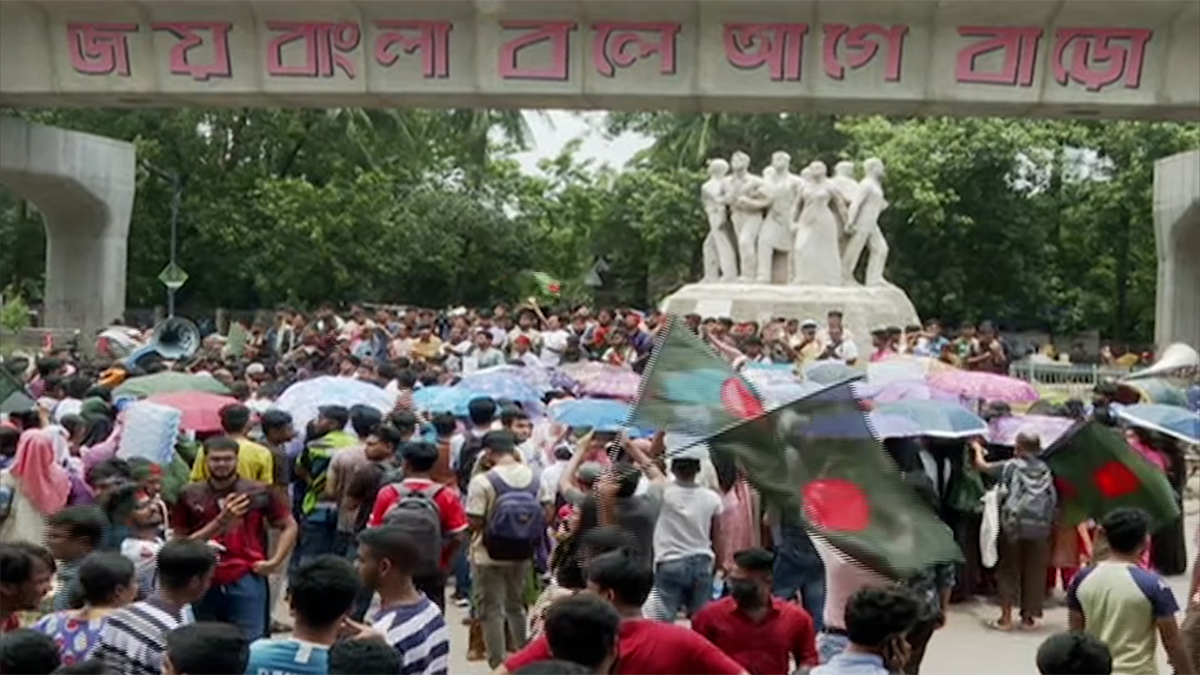 রাজু ভাস্কর্যের সামনে শিক্ষার্থীদের বিক্ষোভ