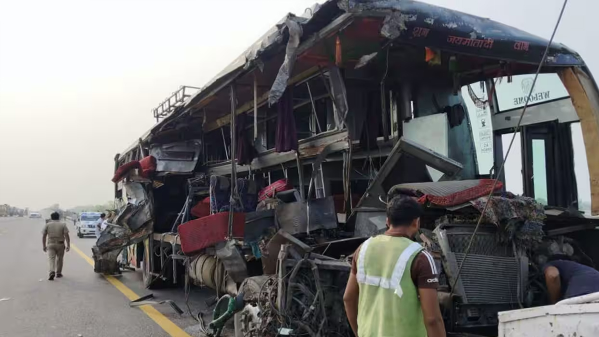 ভারতের উত্তর প্রদেশে বাস-দুধ পরিবহনকারী ট্যাংকারের ভয়াবহ সংঘর্ষ, নিহত ১৮