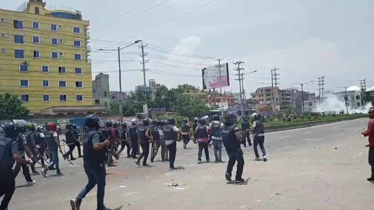 সাভারে পুলিশ-আন্দোলনকারী সংঘর্ষ, আহত ২৫