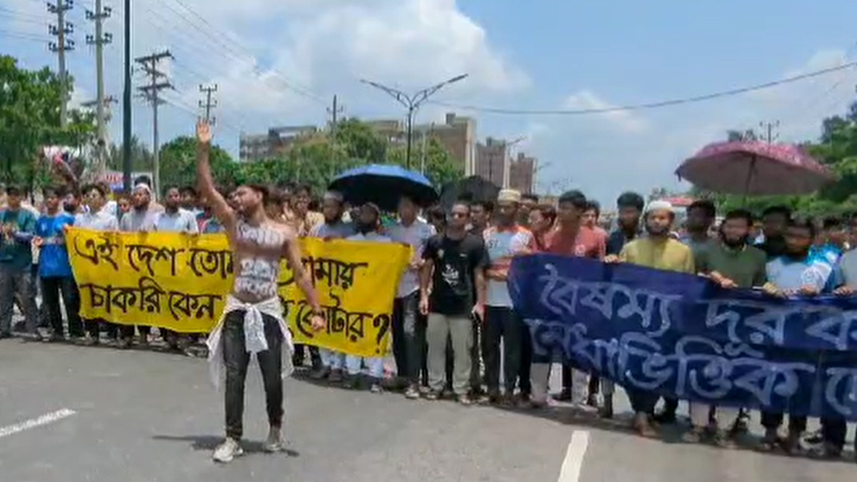 কোটা বাতিলের দাবিতে ঢাকা-আরিচা মহাসড়ক অবরোধ