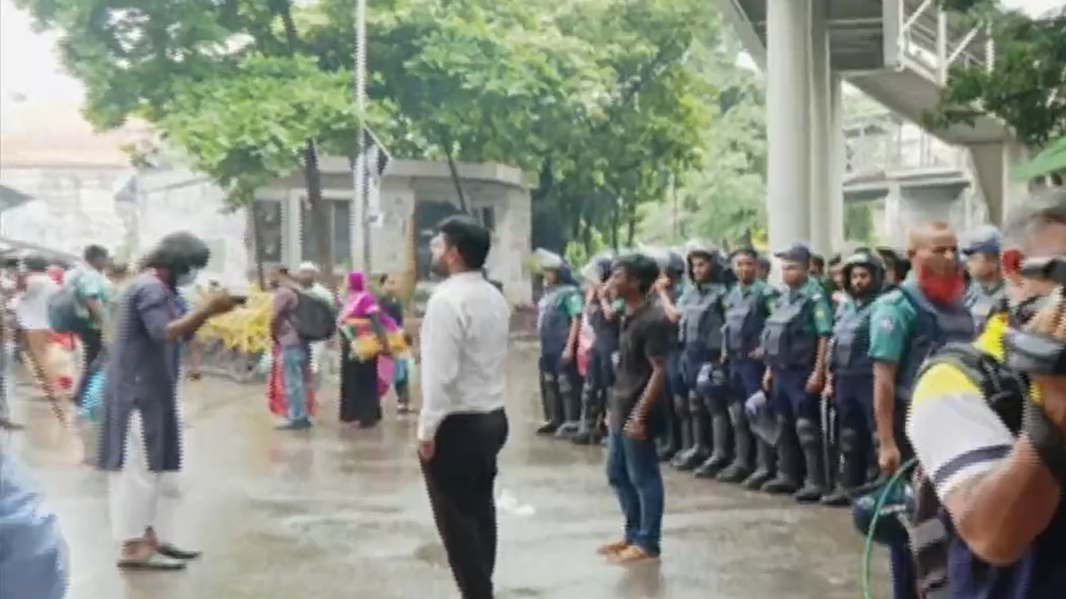 শাহবাগে সতর্ক অবস্থানে পুলিশ