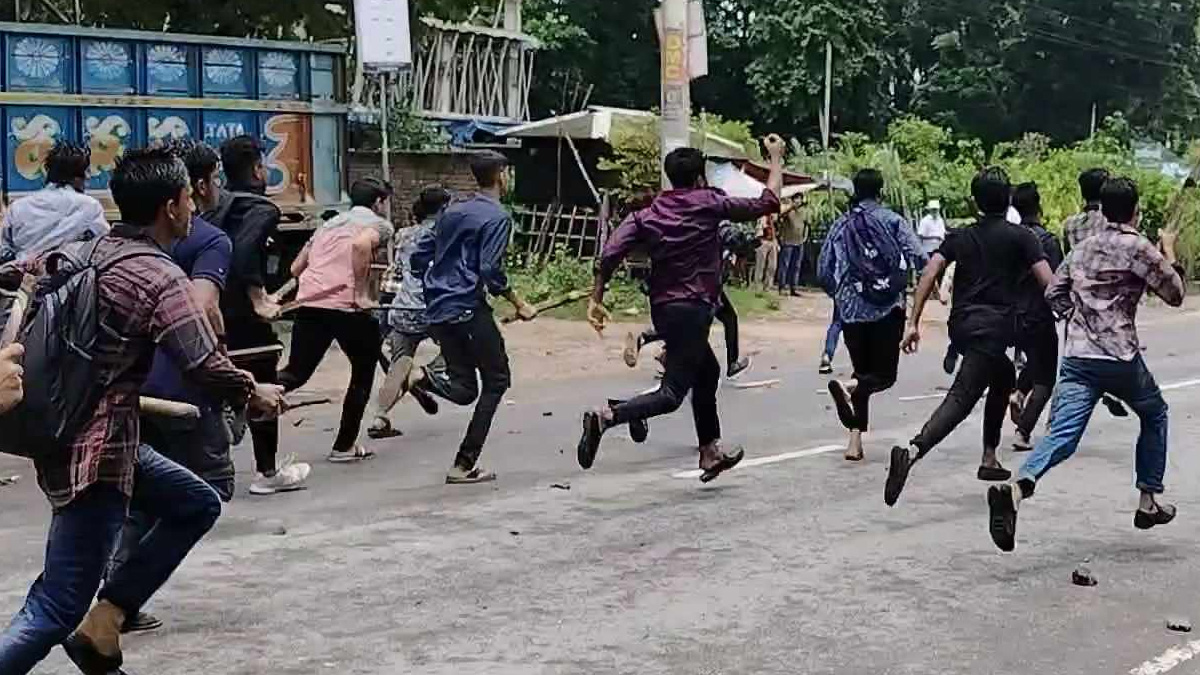 সাতক্ষীরায় শিক্ষার্থীদের মিছিলে আতর্কিত হামলা, ধাওয়া খেয়ে দৌঁড়ে পালালো ছাত্রলীগ