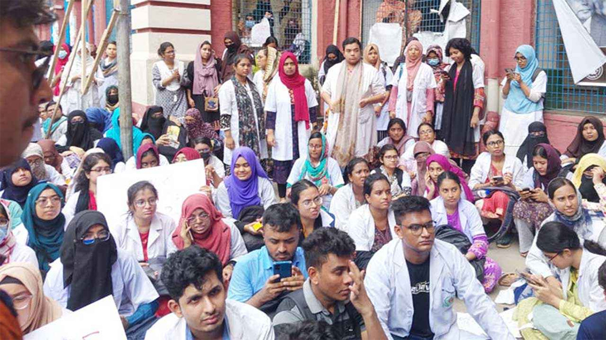 সলিমুল্লাহ মেডিকেলে শিক্ষার্থীদের ওপর ছাত্রলীগের হামলা