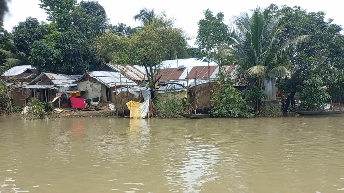সুনামগঞ্জে সুরমার পানি কমলেও দুর্ভোগ কমেনি