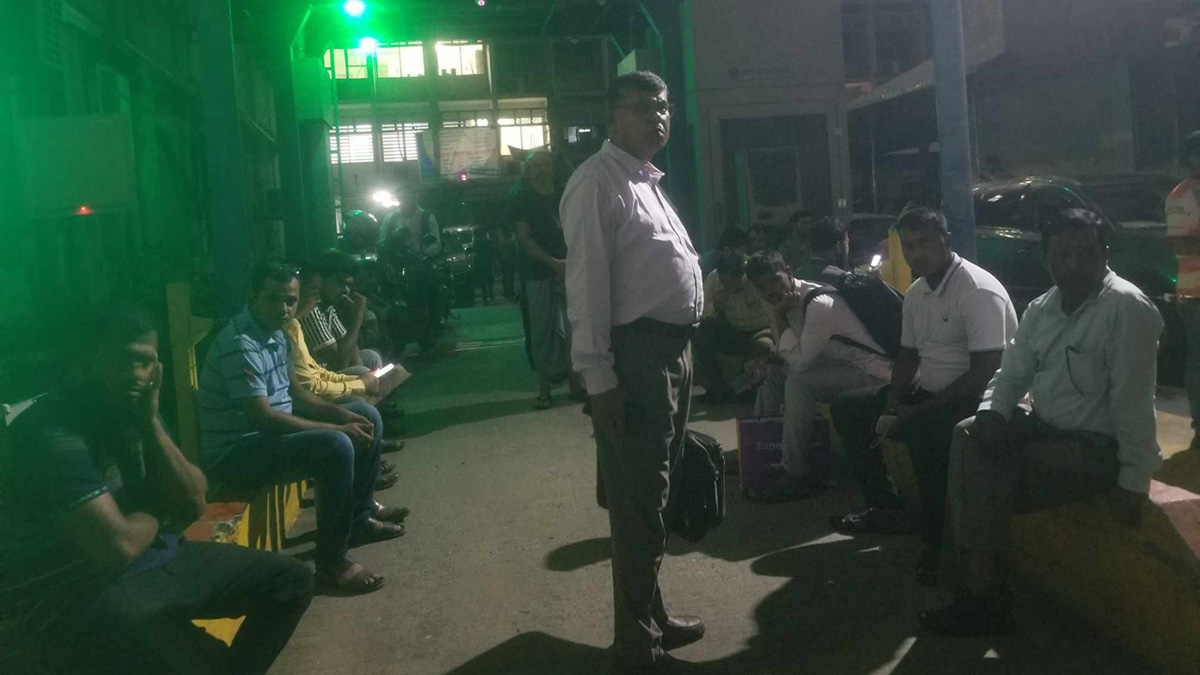 সাড়ে ১০ ঘণ্টা পর মুক্ত হলো সচিবালয়ের কর্মকর্তা-কর্মচারীরা