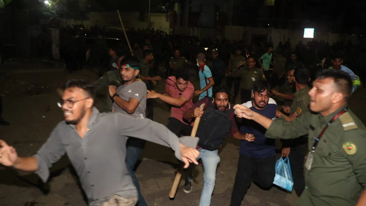 সচিবালয়ের সামনে শিক্ষার্থী-আনসার সংঘর্ষে আহত অন্তত ৪০