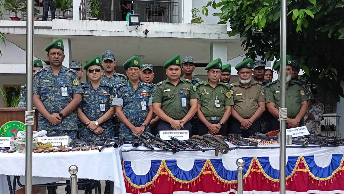 কুমিল্লায় লুট হওয়া পুলিশের ২৮ অস্ত্র ও ৬৬৭ রাউন্ড গুলি উদ্ধার